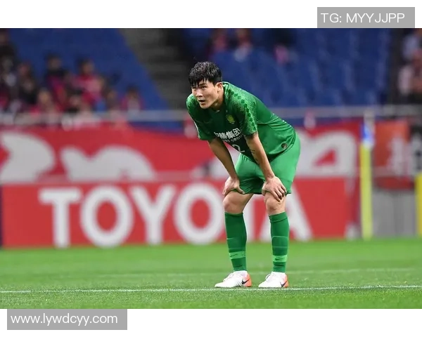 足球巨星亲自吹气蛋糕庆生 引发球迷热议与欢乐互动