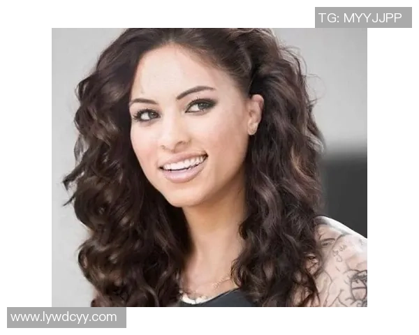 足球女神风采尽显:球星头像展示她们独特的魅力与自信